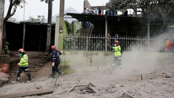 Rescatistas en un lugar afectado por la erupción del volcán de Fuego en San Juan Alotenango, Guatemala - Sputnik Mundo