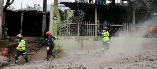 Rescatistas en un lugar afectado por la erupción del volcán de Fuego en San Juan Alotenango, Guatemala Rescatistas en un lugar afectado por la erupción del volcán de Fuego en San Juan Alotenango, Guatemala - Sputnik Mundo