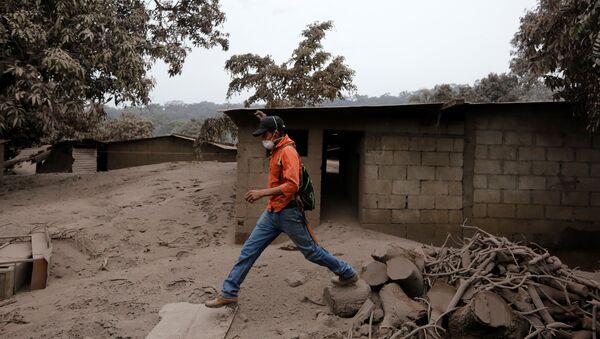 Las consequencias de la erupción del volcán de Fuego en San Juan Alotenango, Guatemala - Sputnik Mundo