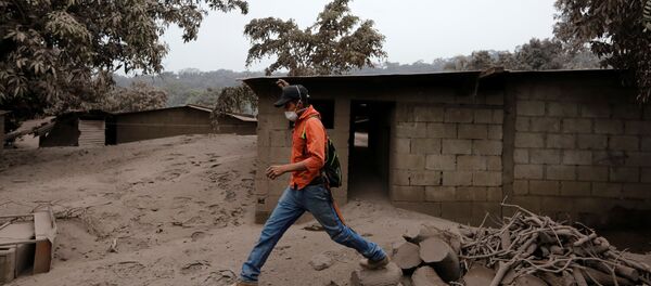 Las consequencias de la erupción del volcán de Fuego en San Juan Alotenango, Guatemala - Sputnik Mundo