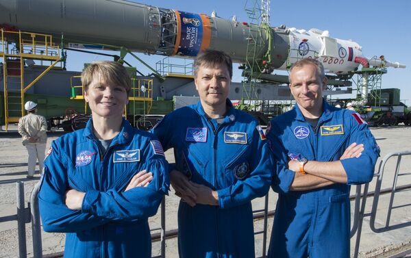 Los tripulantes de la expedición EEI 56/57, de la izquierda a la derecha: Serena Auñón-Chancellor (EEUU), Serguéi Prokópiev (Rusia) y Alexandr Gerst (Alemania) Los tripulantes de la expedición EEI 56/57, de la izquierda a la derecha: Serena Auñón-Chancellor (EEUU), Serguéi Prokópiev (Rusia) y Alexandr Gerst (Alemania) - Sputnik Mundo