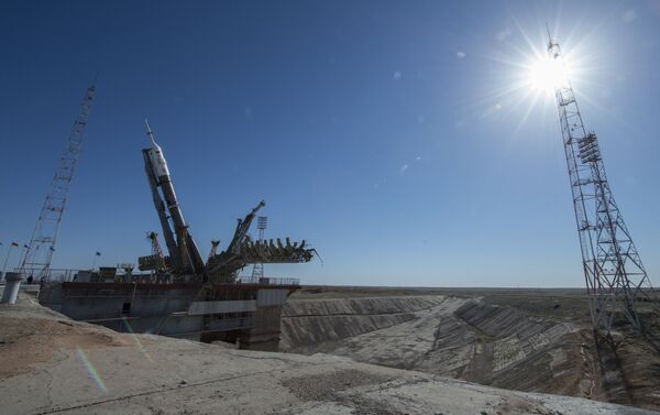 El cohete Soyuz-FG en el proceso de instalación en la plataforma de Gagarin en el cosmódromo de Baikonur El cohete Soyuz-FG en el proceso de instalación en la plataforma de Gagarin en el cosmódromo de Baikonur - Sputnik Mundo