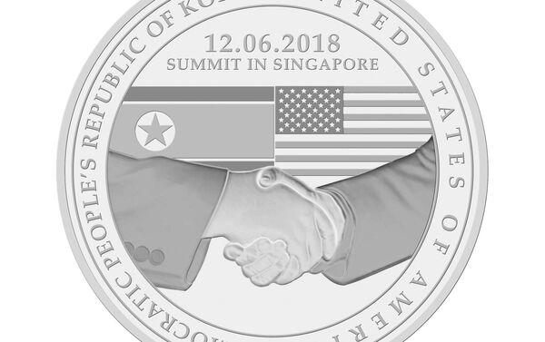 El anverso de los tres medallones para conmemorar la cumbre entre Donald Trump y Kim Jong-un - Sputnik Mundo