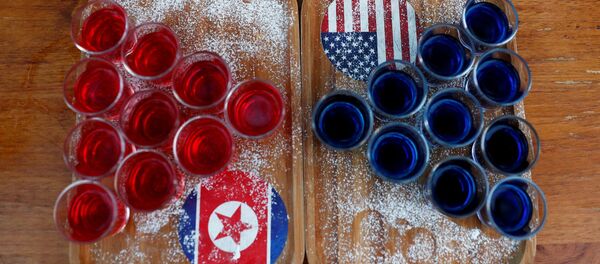Un tablero con unas bebidas y las banderas de Corea del Norte y EEUU (imagen referencial) - Sputnik Mundo