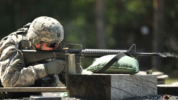 Un soldado de EEUU con un rifle M-16 - Sputnik Mundo