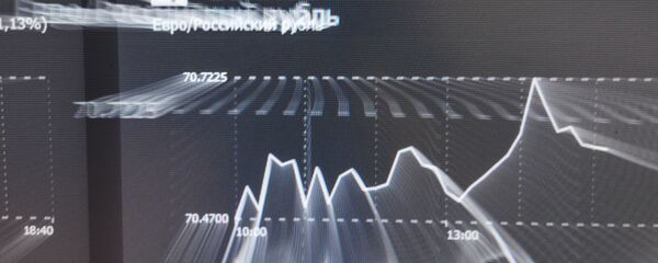 La tasa de euros y rublos en una pantalla en la bolsa de Moscú. - Sputnik Mundo