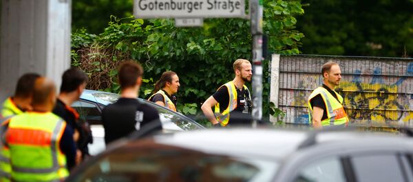 Policía alemana acordona una escuela en Berlín - Sputnik Mundo