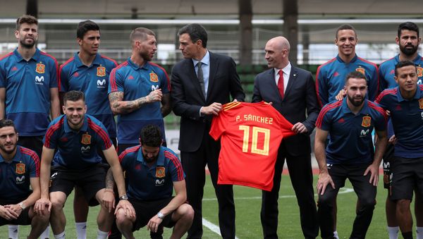 El presidente del Gobierno español, Pedro Sánchez, con la selección nacional de España El presidente del Gobierno español, Pedro Sánchez, con la selección nacional de España - Sputnik Mundo