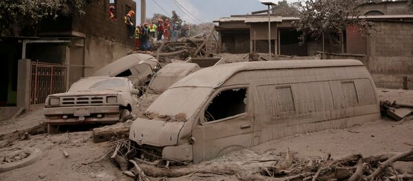 Bomberos y rescatistas en un lugar afectado por la erupción del volcán de Fuego en San Juan Alotenango, Guatemala (archivo) - Sputnik Mundo