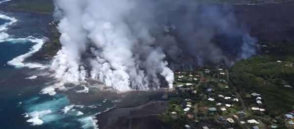 La erupción del volcán Kilauea genera nubes de humo y cenizas - Sputnik Mundo