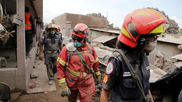 Rescatistas en un lugar afectado por la erupción del volcán de Fuego en San Juan Alotenango, Guatemala Rescatistas en un lugar afectado por la erupción del volcán de Fuego en San Juan Alotenango, Guatemala - Sputnik Mundo