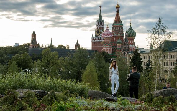 Los visitantes en el parque Zariadie - Sputnik Mundo