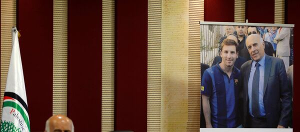 Futbolista argentina, Lionel Messi, y el presidente de la Asociación de Fútbol de Palestina (AFP), Yibril Rayub, en un poster - Sputnik Mundo