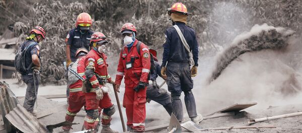 Rescatistas en un lugar afectado por la erupción del volcán de Fuego en San Juan Alotenango, Guatemala - Sputnik Mundo