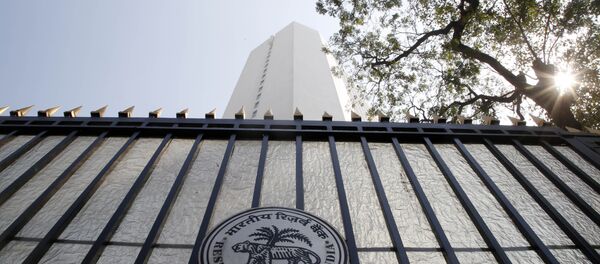 El logo del Banco de Reserva de la India en la puerta del principal regulador financiero del país asiático - Sputnik Mundo