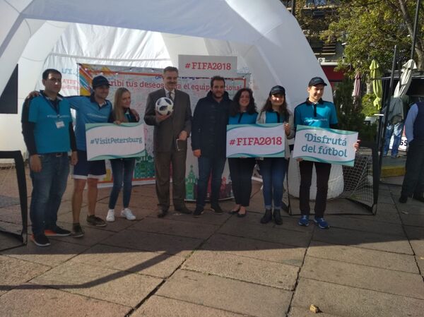 Nikolay V. Sofinskiy, embajador ruso en Uruguay, Christian Di Candia, prosecretario de la Intendencia de Montevideo y voluntarios en el estand de San Petesburgo en Plaza P. Fabini - Sputnik Mundo