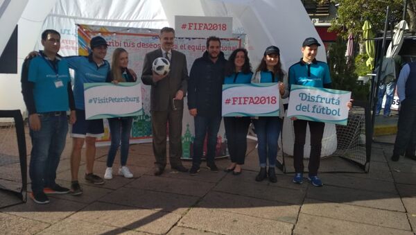 Nikolay V. Sofinskiy, embajador ruso en Uruguay, Christian Di Candia, prosecretario de la Intendencia de Montevideo y voluntarios en el estand de San Petesburgo en Plaza P. Fabini - Sputnik Mundo