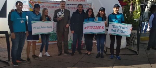 Nikolay V. Sofinskiy, embajador ruso en Uruguay, Christian Di Candia, prosecretario de la Intendencia de Montevideo y voluntarios en el estand de San Petesburgo en Plaza P. Fabini - Sputnik Mundo
