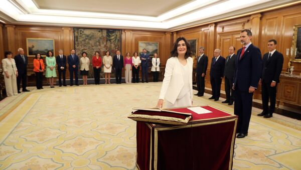 Ministra española de Sanidad, Carmen Montón, durante la toma de posesión del nuevo Gobierno Ministra española de Sanidad, Carmen Montón, durante la toma de posesión del nuevo Gobierno - Sputnik Mundo