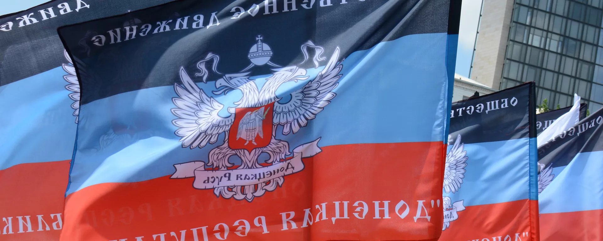 Banderas de la autoproclamada República Popular de Donetsk Banderas de la autoproclamada República Popular de Donetsk - Sputnik Mundo, 1920, 22.02.2022