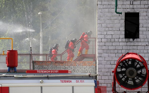 Ejercicios de demostración de los rescatistas rusos en el marco del XI salón Seguridad Integral, Rusia, 6 de junio de 2018 - Sputnik Mundo