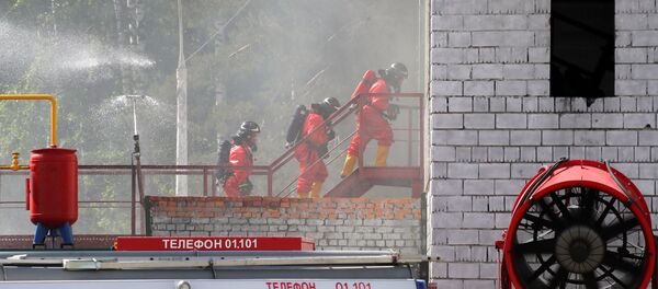 Ejercicios de demostración de los rescatistas rusos en el marco del XI salón Seguridad Integral, Rusia, 6 de junio de 2018 - Sputnik Mundo