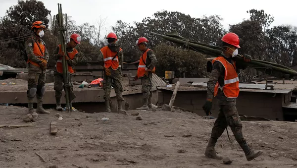 Rescatistas en un lugar afectado por la erupción del volcán de Fuego en San Juan Alotenango, Guatemala