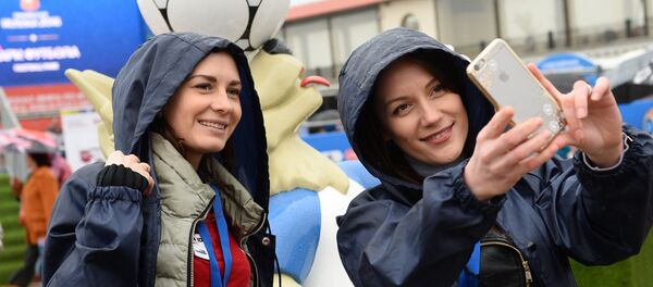 Un selfie con Zabivaka, la mascota del Mundial de Rusia 2018 - Sputnik Mundo