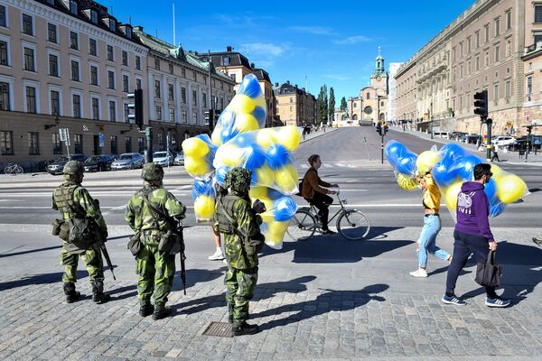 Reservistas suecos en el centro de Estocolmo Reservistas suecos en el centro de Estocolmo - Sputnik Mundo