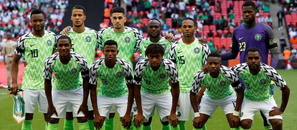 Selección de fútbol de Nigeria con la camiseta ideada por Nike para la Copa Mundial de Fútbol Rusia 2018. Selección de fútbol de Nigeria con la camiseta ideada por Nike para la Copa Mundial de Fútbol Rusia 2018. - Sputnik Mundo