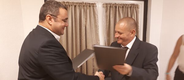 Onelio Castillo, representante del ICRT cubano, y Oleg Vyazmitinov, director de la oficina de representación regional de Sputnik - Sputnik Mundo