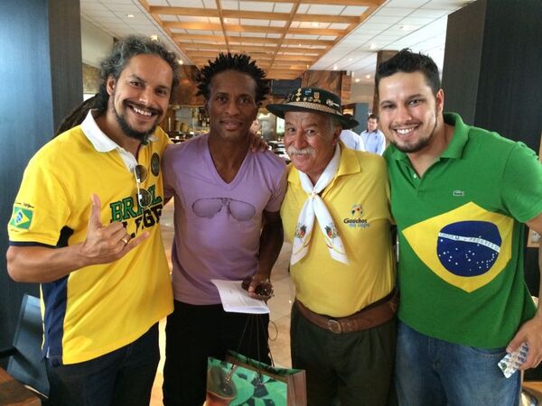 Clovis Fernandes, el célebre hincha brasileño conocido como Gaúcho da Copa, con otros fanáticos de la selección Clovis Fernandes, el célebre hincha brasileño conocido como Gaúcho da Copa, con otros fanáticos de la selección - Sputnik Mundo