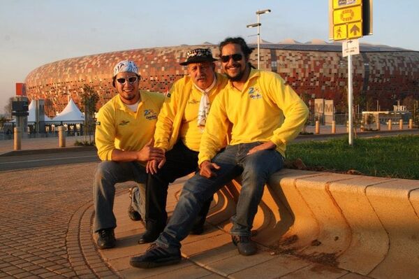 Clovis Fernandes, el célebre hincha brasileño conocido como Gaúcho da Copa, junto a sus hijos Clovis Fernandes, el célebre hincha brasileño conocido como Gaúcho da Copa, junto a sus hijos - Sputnik Mundo