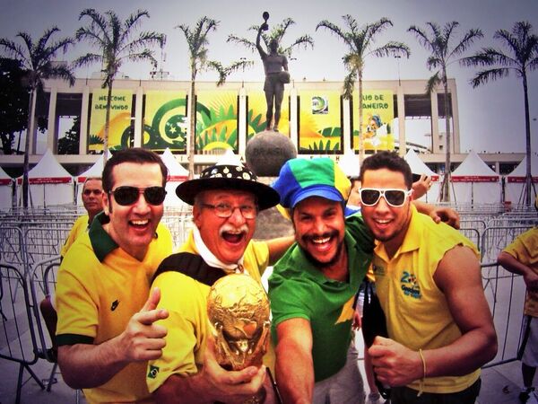 Clovis Fernandes, el célebre hincha brasileño conocido como Gaúcho da Copa, junto a otros fanáticos de Brasil Clovis Fernandes, el célebre hincha brasileño conocido como Gaúcho da Copa, junto a otros fanáticos de Brasil - Sputnik Mundo