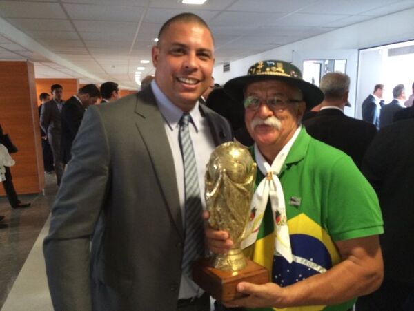 Clovis Fernandes, el célebre hincha brasileño conocido como Gaúcho da Copa, junto a Ronaldo Clovis Fernandes, el célebre hincha brasileño conocido como Gaúcho da Copa, junto a Ronaldo - Sputnik Mundo
