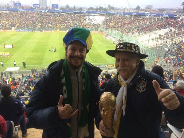Clovis Fernandes, el célebre hincha brasileño conocido como Gaúcho da Copa, con su hijo Frank Clovis Fernandes, el célebre hincha brasileño conocido como Gaúcho da Copa, con su hijo Frank - Sputnik Mundo