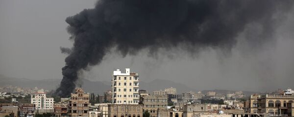 Smoke rises after Saudi-led airstrikes hit a food factory in Sanaa, Yemen. (File)   - Sputnik Mundo