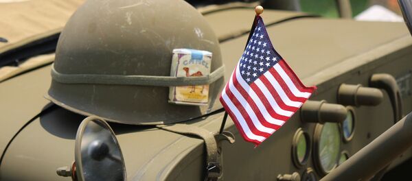 Un casco y la bandera de EEUU Un casco y la bandera de EEUU - Sputnik Mundo