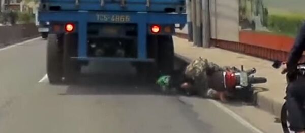 Motociclista aplastado por un camión en Filipinas Motociclista aplastado por un camión en Filipinas - Sputnik Mundo