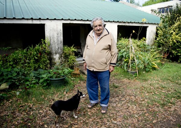 José Mujica con su perra Manuela - Sputnik Mundo