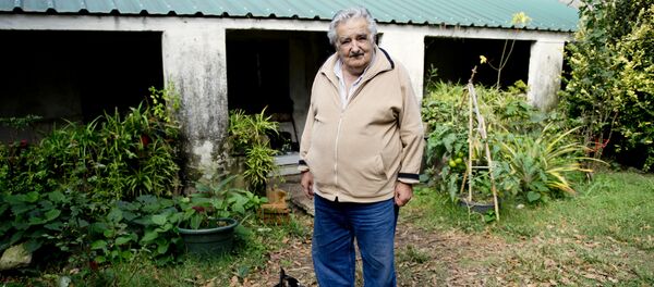 José Mujica con su perra Manuela - Sputnik Mundo