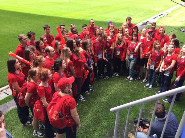 Voluntarios del Mundial Rusia 2018 en Samara participan de la entrega de pasto del Estadio Centenario de Montevideo - Sputnik Mundo