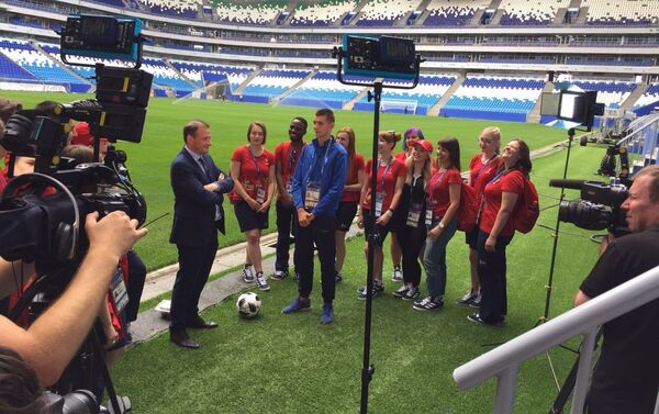 El presidente del Instituto Bering Bellingshausen para las Américas, Sergey Brilev, y la promesa del fútbol ruso Nikita Kotin, en la entrega de pasto del Estadio Centenario de Uruguay al Cosmos Arena de Samara. - Sputnik Mundo