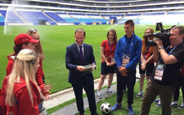 El presidente del Instituto Bering Bellingshausen para las Américas, Sergey Brilev, y la promesa del fútbol ruso Nikita Kotin, en la entrega de pasto del Estadio Centenario de Uruguay al Cosmos Arena de Samara. - Sputnik Mundo