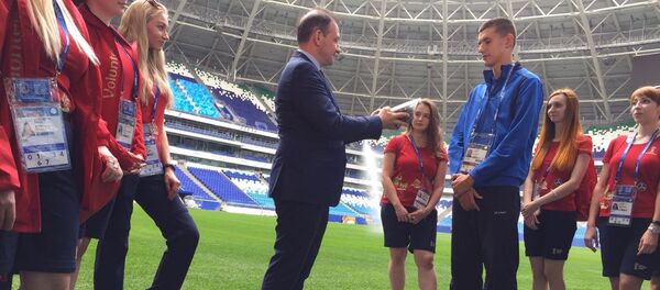 El presidente del Instituto Bering Bellingshausen para las Américas, Sergey Brilev, y la promesa del fútbol ruso Nikita Kotin, en la entrega de pasto del Estadio Centenario de Uruguay al Cosmos Arena de Samara. - Sputnik Mundo