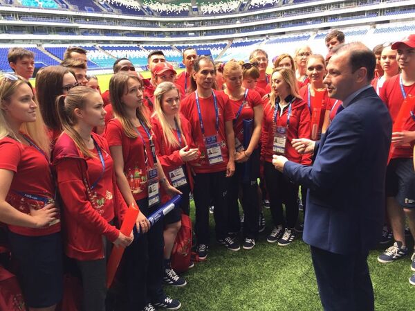 El presidente del Instituto Bering Bellingshausen para las Américas, Sergey Brilev, habla con voluntarios de Rusia 2018 en la entrega al Cosmos Arena de Samara del pasto del Estadio Centenario de Montevideo - Sputnik Mundo