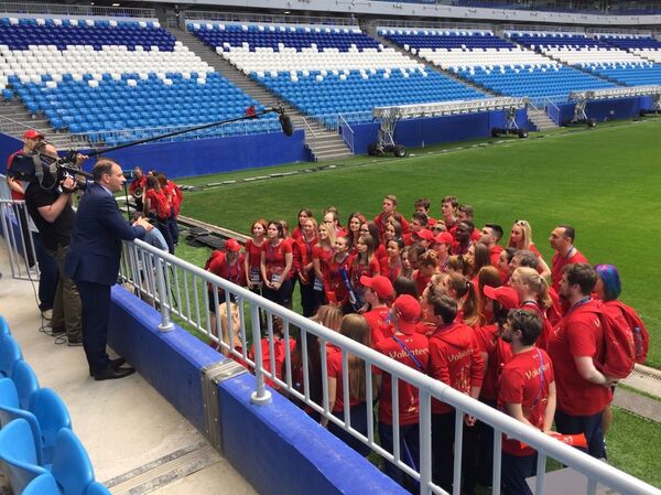 El presidente del Instituto Bering Bellingshausen para las Américas, Sergey Brilev, habla con voluntarios de Rusia 2018 durante la entrega del pasto del Estadio Centenario de Montevideo para el Cosmos Arena de Samara. - Sputnik Mundo