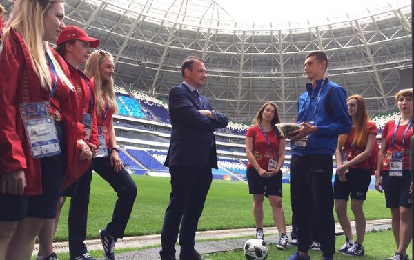 El presidente del Instituto Bering Bellingshausen para las Américas, Sergey Brilev, entrega el pasto del Estadio Centenario de Montevideo para el Cosmos Arena de Samara a la joven promesa del fútbol ruso Nikita Kotin - Sputnik Mundo