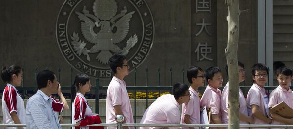 Los estudiantes chinos esperan sus entrevistas para recibir su visa en las afueras de la Embajada de EEUU, en Pekín - Sputnik Mundo