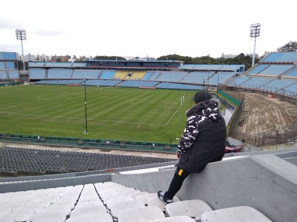 Alumno del taller Conociendo Montevideo, del Liceo N°73 de Montevideo, Uruguay, en el Estadio Centenario. - Sputnik Mundo